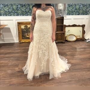 David’s bridal embroidered sweetheart aline W size 12 nwt wedding gown/dress